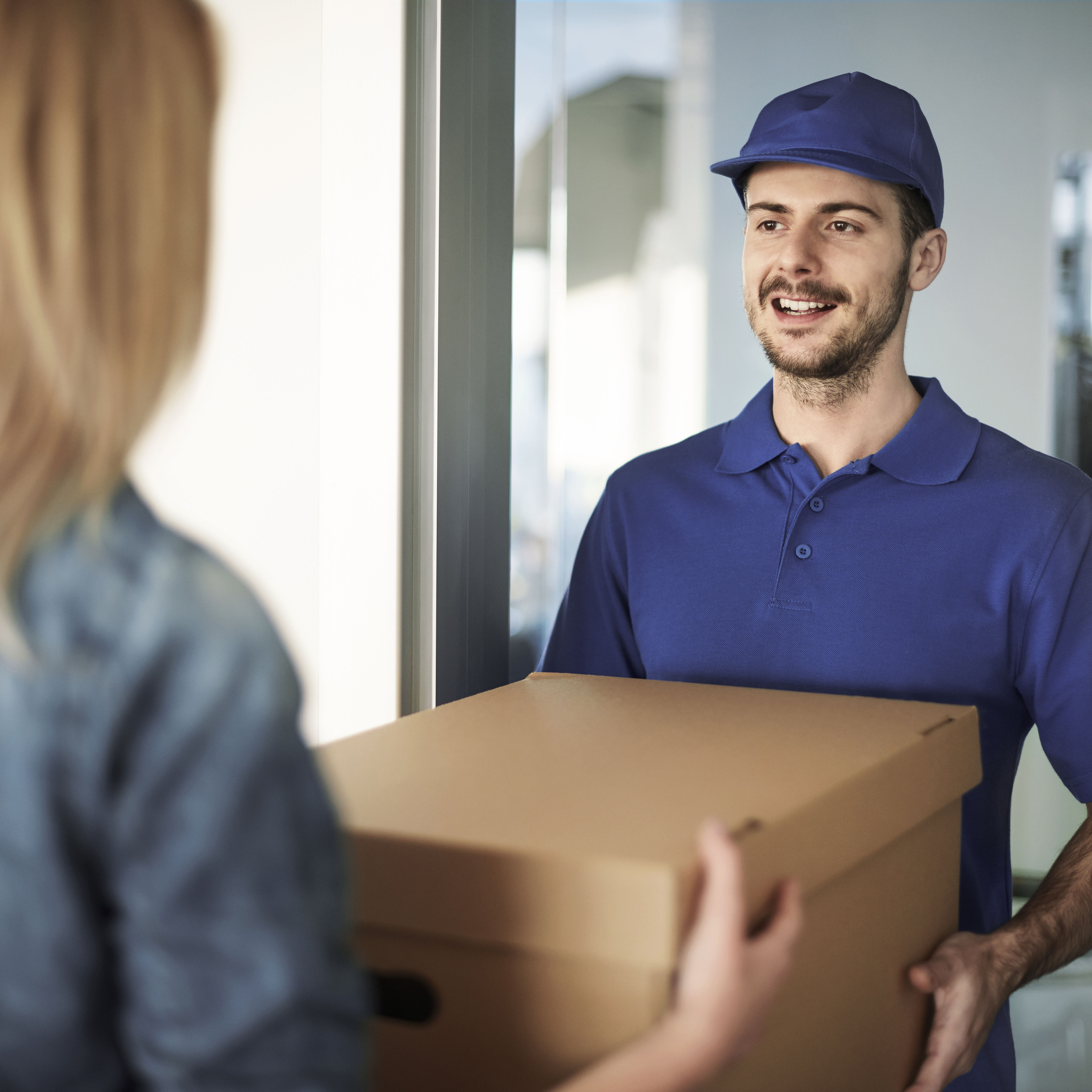 группа людей за столом. люди сидят в офисе. Funny socks носки. Bring watching. скучают на совещании.